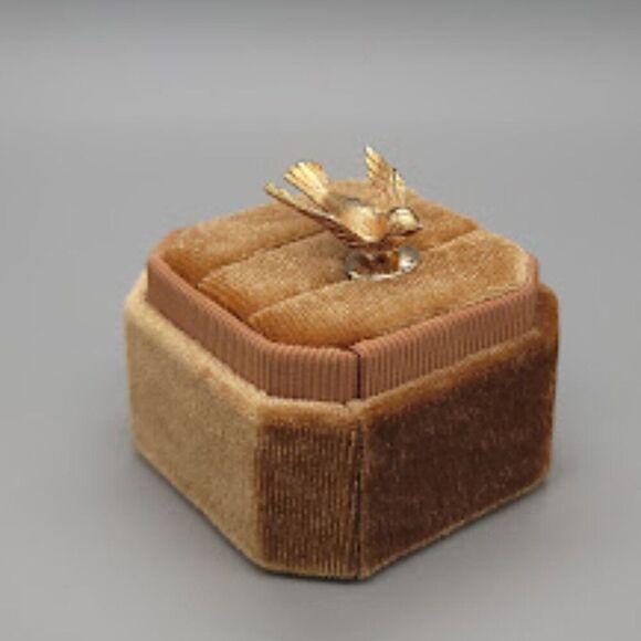 AVON Vintage Gold Tone Bird Pin - Picture 2 of 6